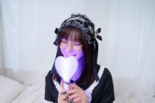 ライトを持って推し活をする日本人の地雷系女子