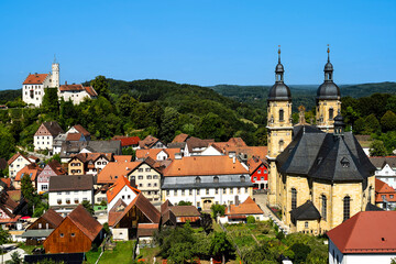 Obraz premium Blick auf Gößweinstein mit Burg und Wallfahrtsbasilika