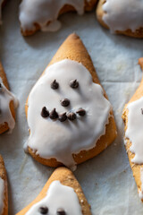 Bonhomme en pain d'épice avec du glaçage blanc, les yeux et la bouche en chocolat. Biscuits de Noël au gingembre. Biscuits classiques de Noël.