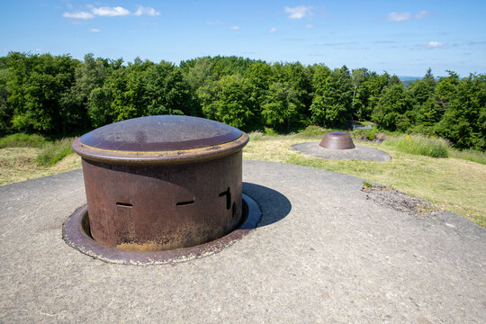 Vue d'une tourelle de mitrailleuses du fort de Douaumont, Verdun, France. Position fortifi&eacute;e de la Premi&egrave;re Guerre mondiale.