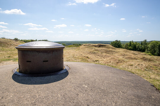 Vue d'une tourelle de mitrailleuses du fort de Douaumont, Verdun, France. Position fortifi&eacute;e de la Premi&egrave;re Guerre mondiale.