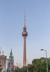 Fernsehturm – gleich am Alex, 368 m hoch, mit Aussichtsplattform und Drehrestaurant. Berlin, Deutschland
