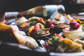 Jedzenie, przekąski, ciasta.  © voro