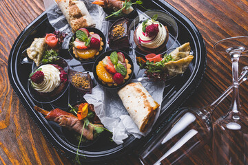 Jedzenie, przekąski, ciasta.  © voro