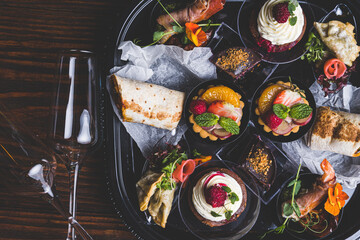 Jedzenie, przekąski, ciasta.  © voro