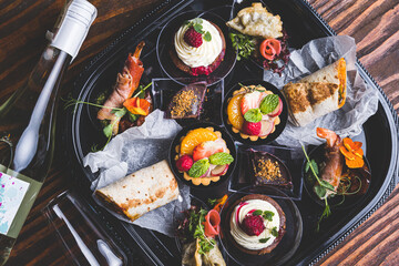 Jedzenie, przekąski, ciasta.  © voro