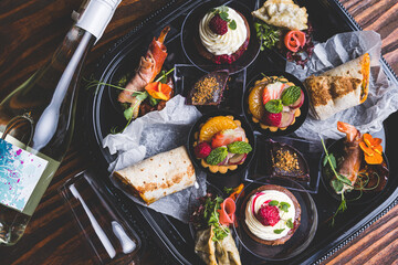 Jedzenie, przekąski, ciasta.  © voro