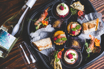 Jedzenie, przekąski, ciasta.  © voro