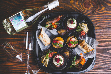 Jedzenie, przekąski, ciasta.  © voro