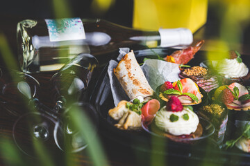 Jedzenie, przekąski, ciasta.  © voro