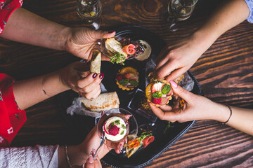 Jedzenie, przekąski, ciasta.  © voro