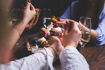 Jedzenie, przekąski, ciasta.  © voro