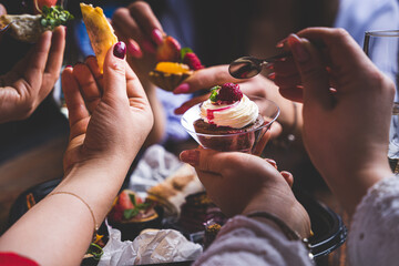 Jedzenie, przekąski, ciasta.  © voro