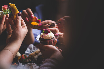 Jedzenie, przekąski, ciasta.  © voro