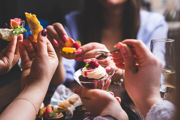 Jedzenie, przekąski, ciasta.  © voro