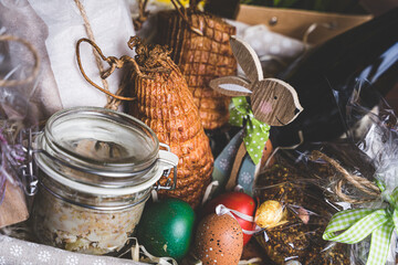 Wielkanocne przysmaki na tradycyjnym polskim stole. © voro