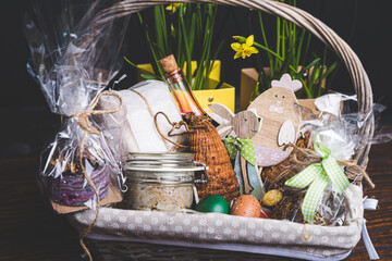 Wielkanocne przysmaki na tradycyjnym polskim stole. © voro