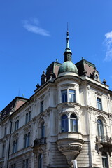 Altbau mit Türmchen im Zentrum von Ljubliana