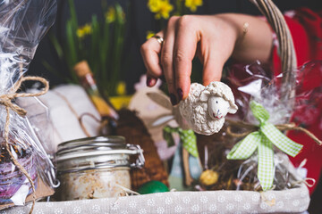 Wielkanocne przysmaki na tradycyjnym polskim stole. © voro