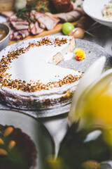 Wielkanocne przysmaki na tradycyjnym polskim stole. © voro