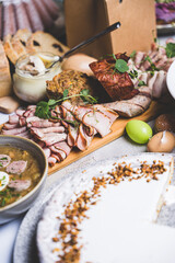 Wielkanocne przysmaki na tradycyjnym polskim stole. © voro