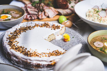 Wielkanocne przysmaki na tradycyjnym polskim stole. © voro