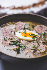 Wielkanocne przysmaki na tradycyjnym polskim stole. © voro