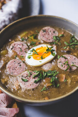 Wielkanocne przysmaki na tradycyjnym polskim stole. © voro