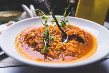 Wielkanocne przysmaki na tradycyjnym polskim stole. © voro