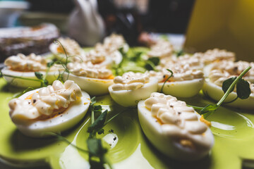 Wielkanocne przysmaki na tradycyjnym polskim stole. © voro