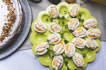 Wielkanocne przysmaki na tradycyjnym polskim stole. © voro