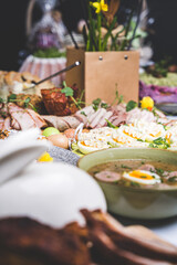 Wielkanocne przysmaki na tradycyjnym polskim stole. © voro