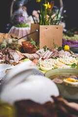 Wielkanocne przysmaki na tradycyjnym polskim stole. © voro