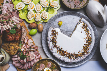 Wielkanocna uczta przy tradycyjnym polskim jedzeniu © voro