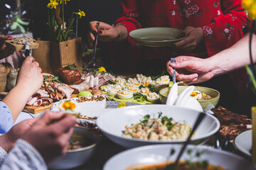 Wielkanocna uczta przy tradycyjnym polskim jedzeniu © voro