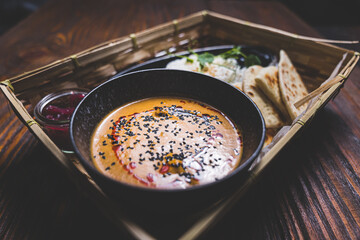 Wielkanocne przysmaki na tradycyjnym polskim stole. © voro