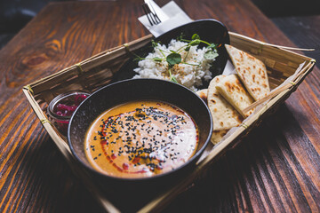 Wielkanocne przysmaki na tradycyjnym polskim stole. © voro