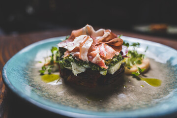 Wielkanocne przysmaki na tradycyjnym polskim stole. © voro