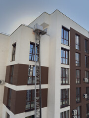 Mobile lift mechanism attached to building facade