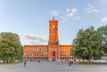 Rotes Rathaus – Das Rote Rathaus ist das Rathaus von Berlin und Sitz des Regierenden Bürgermeisters sowie des Senats von Berlin. 
