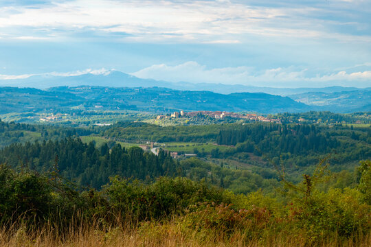 Le colline della Toscana, Italia, con i vigneti di Chianti tra Siena e Firenze lungo la via Romea Sanese