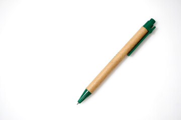 boligrafo verde echo con meteriales ecológico sobre fondo blanco. Concepto minimalista, natural y ecológico.