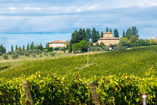 Un caseggiato tra le coltivazioni in Toscana, Italia, nella zona del Chianti tra Siena e Firenze, lungo la via Romea Sanese