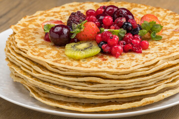 Crepes con kiwi, fresas y frutos rojos