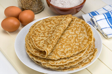 Ingredientes y crepes sobre una mesa de cocina
