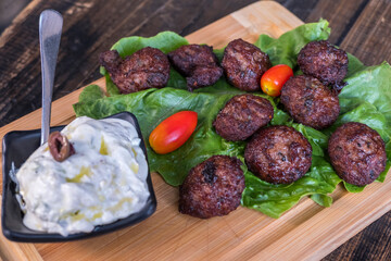 Tzatziki y albóndigas griegas en una taberna