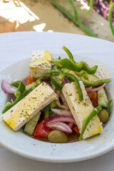 Plato de ensalada griega
