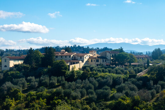 I dintorni rurali di Firenze, Toscana, Italia, con alberi, boschi, frutteti, caseggiati