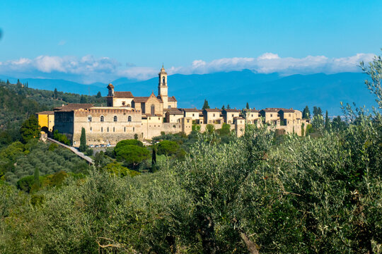 La Certosa di Firenze, Toscana, Italia, attorniata da vigneti , boschi e alberi
