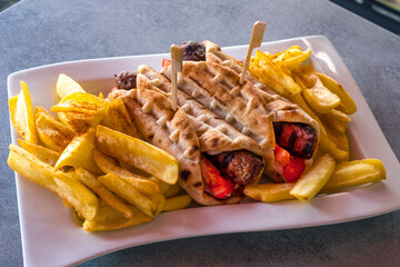 Gyro griego con carne y patatas fritas